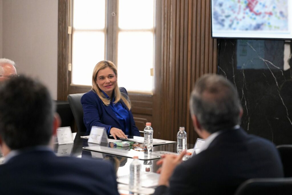Analiza Maru Campos con empresarios modernización de semaforización en Chihuahua