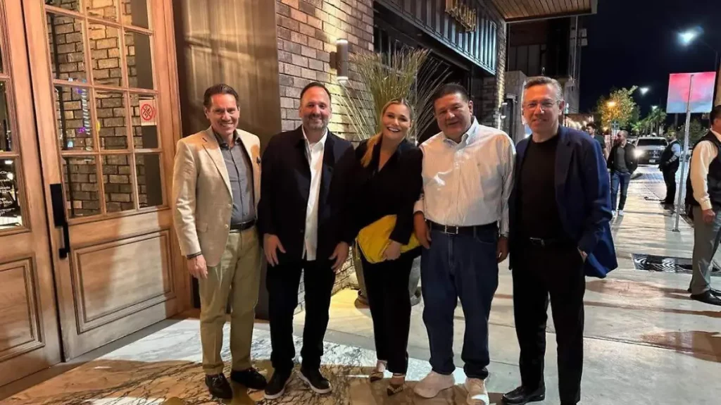 “¡Viernes de gratitud y amistad!”: Comparte Maru Campos foto en Distrito Uno acompañada por funcionarios estatales