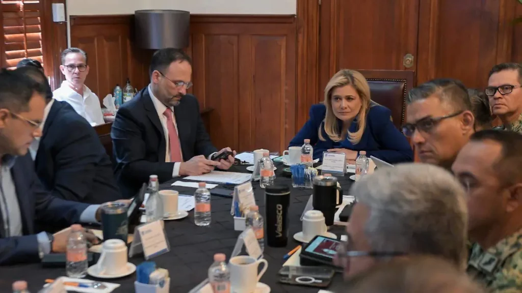 Abordan en mesa de seguridad seguimiento contra delitos por razón de género en el estado