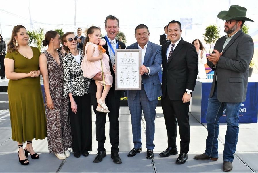 Reconoció fiscal Jáuregui a nombre de la gobernadora a Óscar Villalobos por su labor política y social