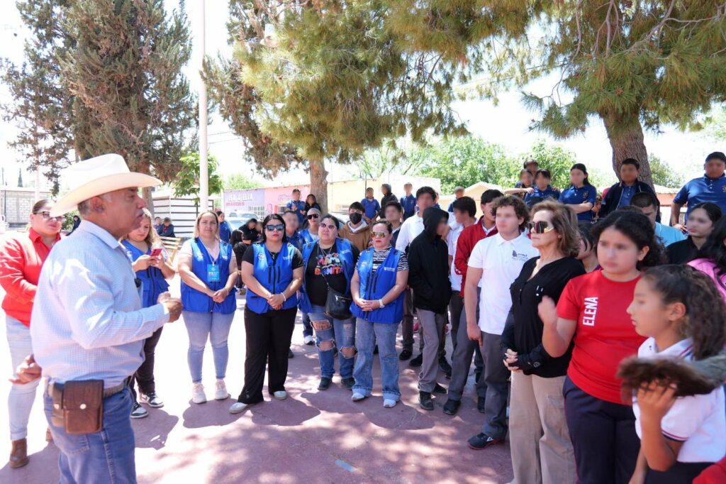 Entrega Diputado útiles escolares en escuelas de San Francisco de Conchos