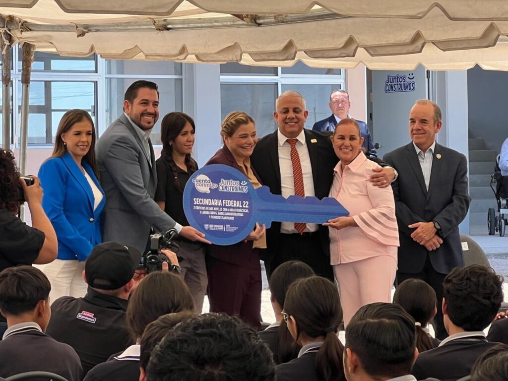 Reconoce Xóchitl Contreras a Maru Campos por cumplir compromiso educativo en Valle del Sol