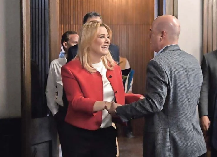 Revisa Maru obras con empresarios