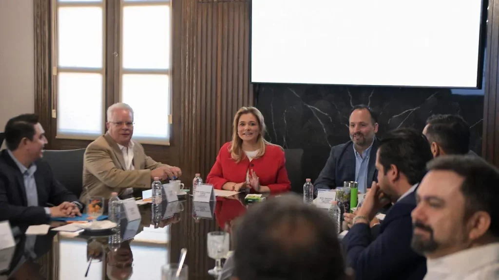 Presentan a empresarios logros en seguridad durante gestión de Maru Campos