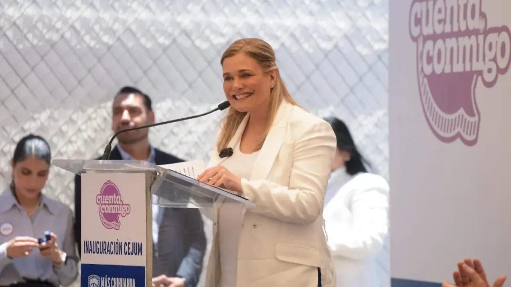 Reconoce Maru Campos a exfiscal César Jáuregui durante la inauguración del Cejum en Parral 