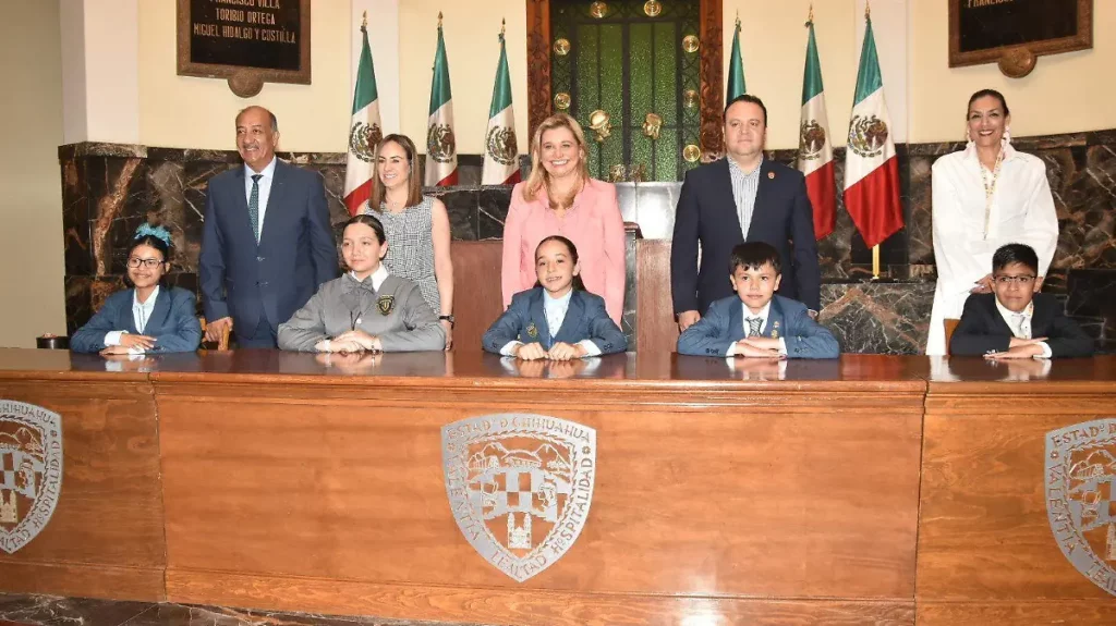 Toma protesta gabinete infantil en Chihuahua