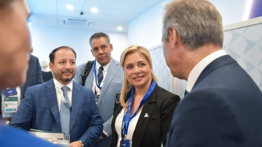 Se reúne Maru Campos con representantes de Embraer en la Feria Aeroespacial Farnborough 2026