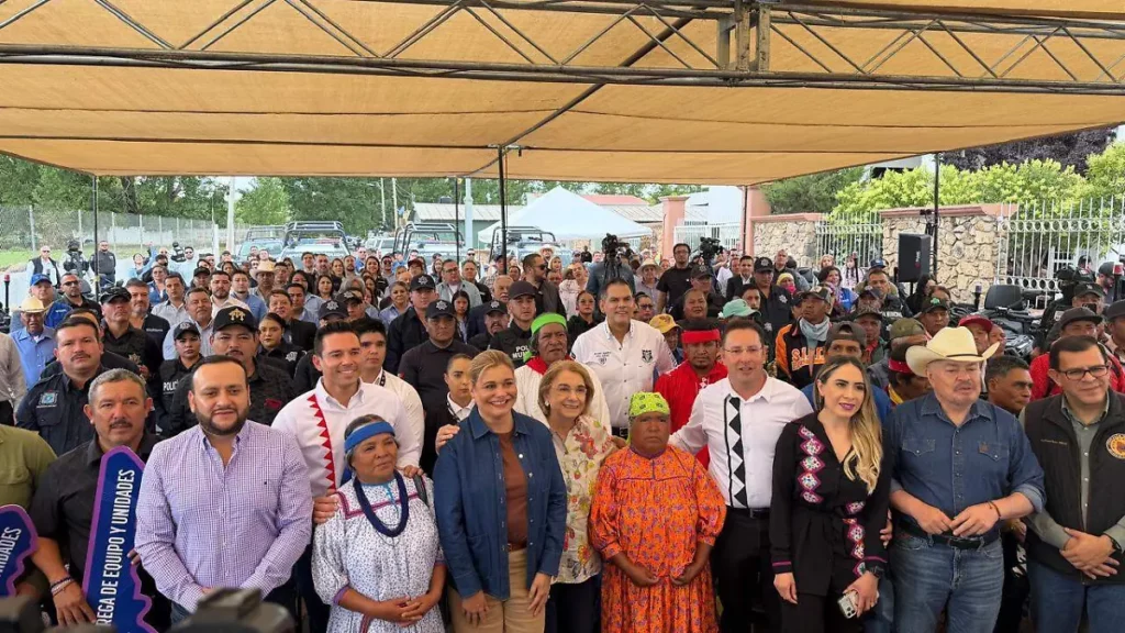 Entrega Maru Campos patrullas, cuatrimotos y equipamiento a policías de la Sierra en Guachochi