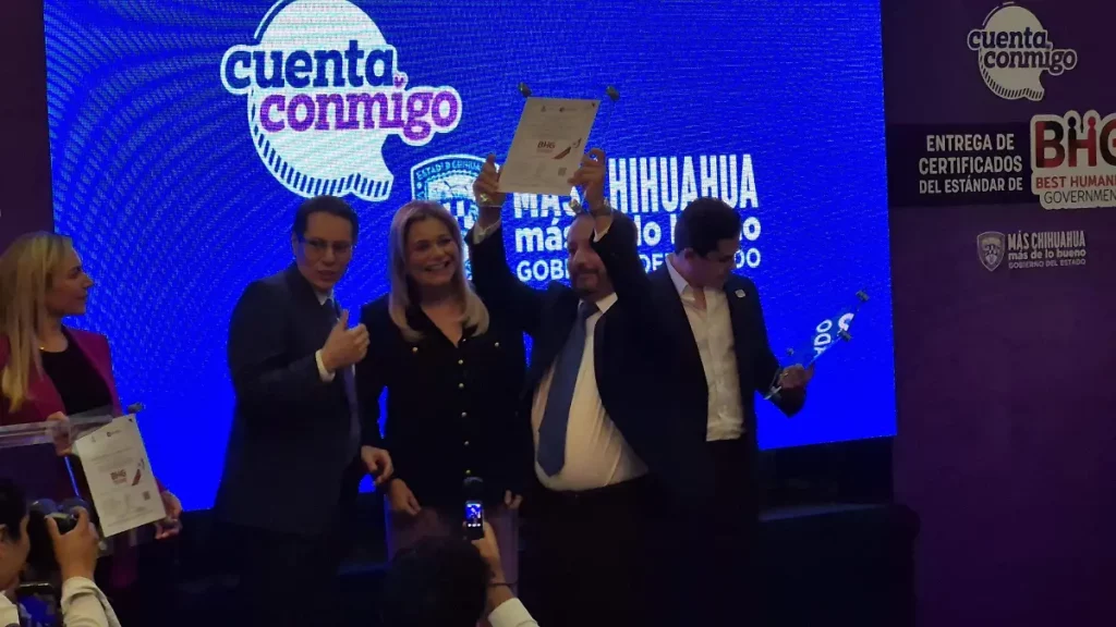 Gobernadora Maru Campos entrega certificación BHG a titulares de diversas dependencias