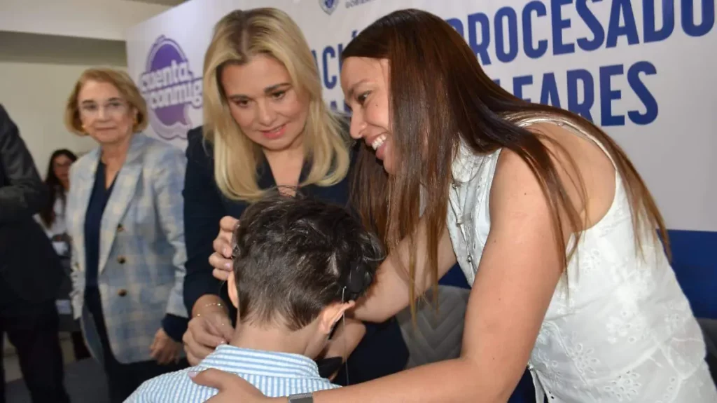 Entrega Maru Campos aparatos auditivos a beneficiarios de distintos municipios