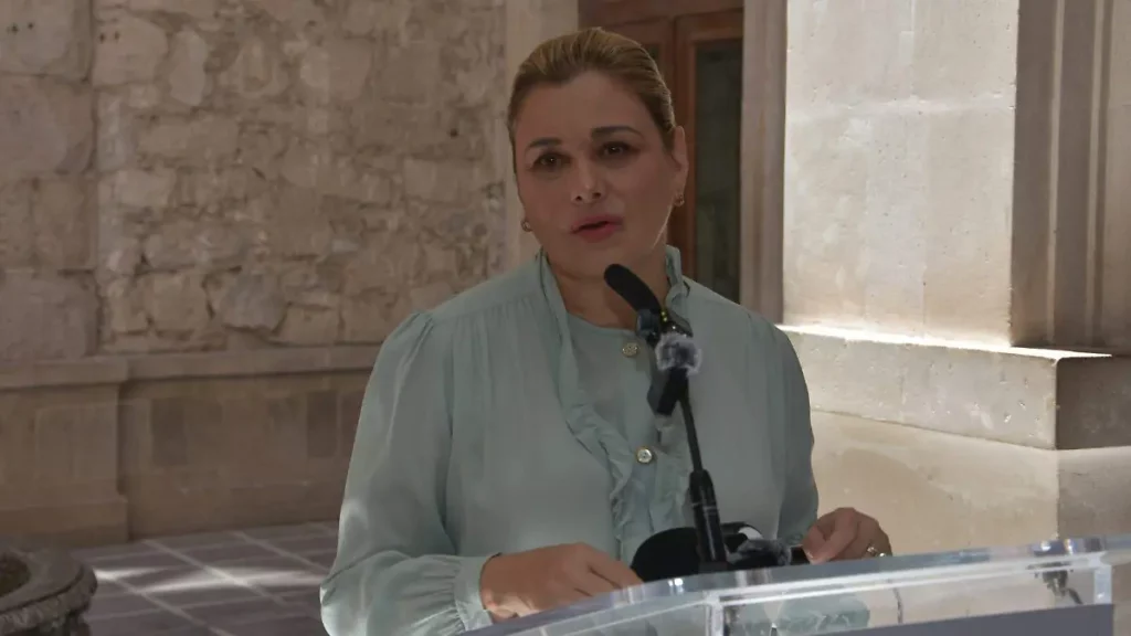 Maru Campos expresa condolencias por fallecimiento de Martha Erika Hernández, esposa del alcalde de Madera