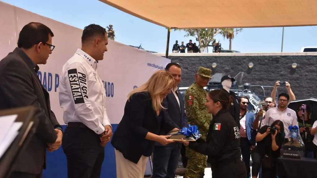 Entregan Maru Campos y Gilberto Loya equipo a más de 3 mil policías estatales