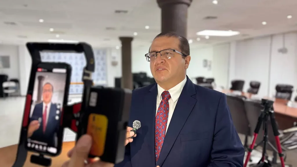 Respalda Salvador Calderón a gobernadora Maru Campos ante críticas por supuesto abandono a municipios