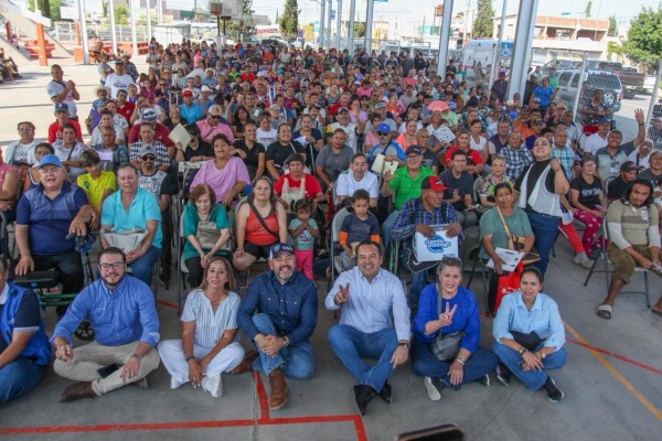 Entregan apoyos alimentarios a 1,040 personas