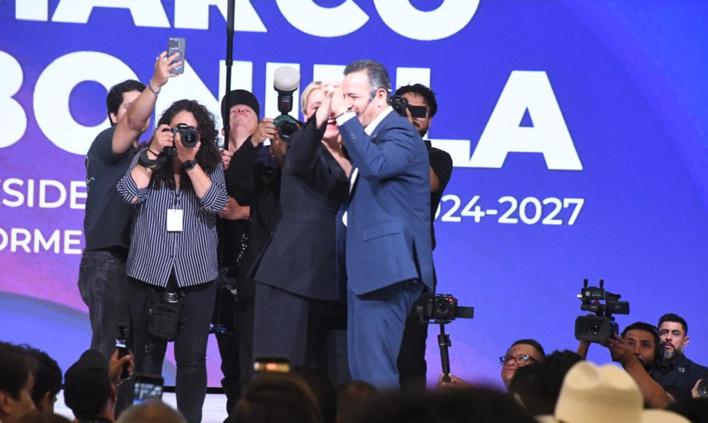 Con baile y mano arriba Maru despide a Bonilla en último informe