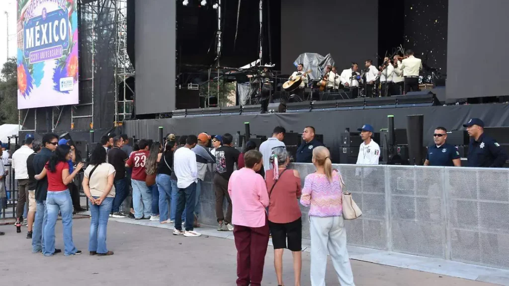 ¡Listos para la fiesta! Chihuahuenses llegan a la Plaza del Ángel para celebrar el Grito de Independencia