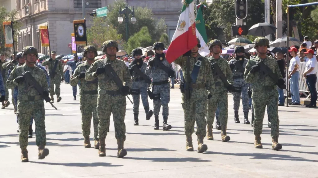 Realizan en Chihuahua el desfile por el 216 aniversario de la Independencia de México