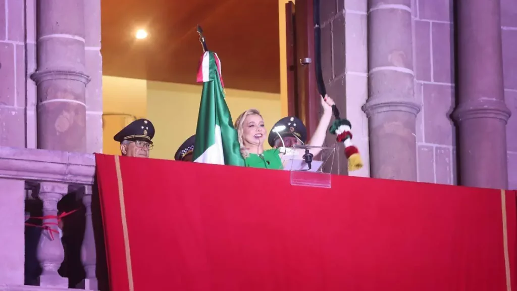 “¡Viva la dignidad de los chihuahuenses!”: Maru Campos encabeza ceremonia del Grito ante miles de asistentes