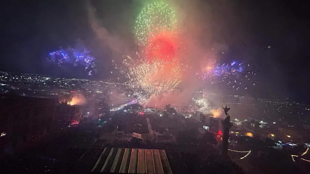 ¡Se ilumina Chihuahua! Más de 2 mil fuegos artificiales engalanan la noche patria